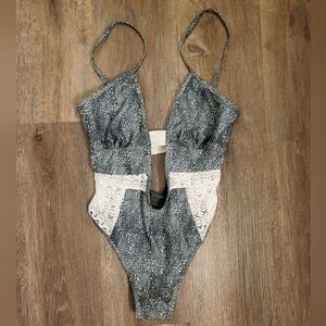 LIRA Lace Onepiece Swimsuit Size Small Green With White